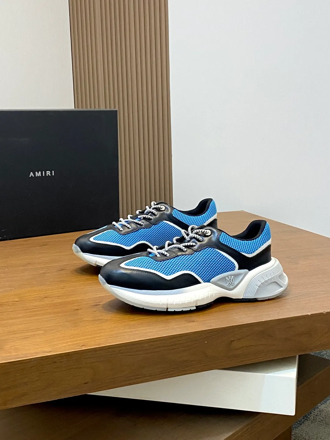 💰740 AMIRI's new men's casual sports shoes, made of first-layer cowhide leather uppers and spliced ​​with original breathable mesh, rich in three-dimensionality, contrasting color design, simple style, fashionable and sporty, breathable mesh lining, original ultra-light outsole, a must-have item for daily leisure! Size: 38-45 (38, 45 customized)